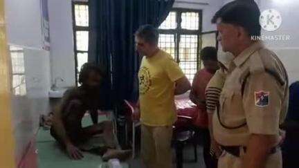 चंदौसी: चंदौसी मे मानसिक विक्षिप्त व्यक्ति ट्रेन के डिब्बे की छत पर चढ़कर हाइटेंशन लाइन से  झुलसा.घायल कोअस्पताल मे कराया भर्ती.