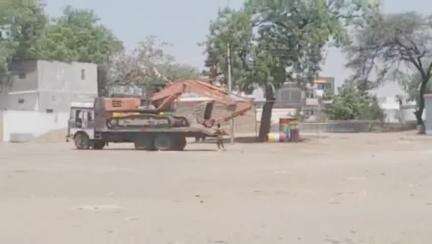 ताल: गांव खेर जमुनिया में अवैध रूप से मुरूम खनन में इस्तेमाल की जा रही पोकलेन मशीन को किया गया जब्त