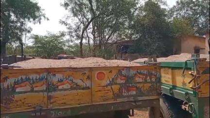 బిచ్కుంద: కందర్ పల్లి గ్రామంలో 10 అక్రమ ఇసుక ట్రాక్టర్లు పట్టివేత
