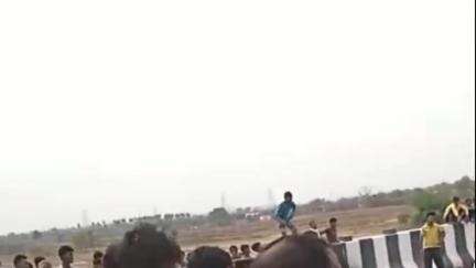 बिश्रामपुर: रेहला-गढ़वा एनएच-39 फोरलेन सड़क पर हाइवा में लगी आग, जलकर राख