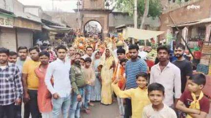 किरावली: फतेहपुर सीकरी में धूमधाम से निकली कलश यात्रा, नवनिर्मित मंदिर में भगवान शिव और बजरंग बली की प्राण प्रतिष्ठा