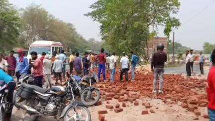 तमकुही राज: महुअवा काटा में हाइवे किनारे निर्माणाधीन भवन में घुसा ट्रेलर ट्रक, 2 श्रमिकों सहित 3 गंभीर रूप से घायल