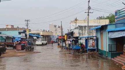 ఎమ్మిగనూరు: గోనెగండ్ల మండలం లోని పలుచోట్ల ఆదివారం వర్షం ఈదురుగాలులతో కురిసింది వర్షం రాకతో చల్లబడిన గ్రామాలు