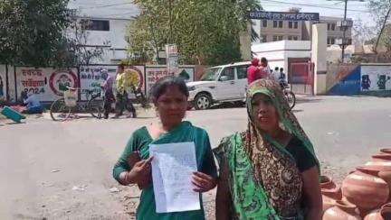 राठ: अकौना गांव में कूड़ा कचरा फैलने को लेकर विवाद के चलते पड़ोसियों ने मां-बेटी के साथ की मारपीट, कोतवाली में दी तहरीर