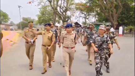 निचलौल: झूलनीपुर भारत-नेपाल बॉर्डर पर एसएसबी टीम और पुलिस बल ने SP के साथ फ्लैग मार्च कर सुरक्षा व्यवस्था का लिया जायजा