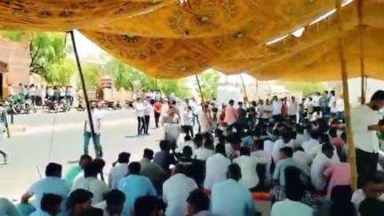 बायतु: मुख्य बाजार स्थित दुकान में हुई आगजनी की घटना का खुलासा करने की मांग को लेकर थाने के आगे धरने पर बैठे बायतु के व्यापारी