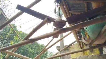 শান্তিপুর: কালবৈশাখীর তান্ডবে লন্ডভন্ড শান্তিপুরের হিজুলি গ্রাম, ঘর ছাড়া প্রায় 10টি পরিবার, পাশে থাকার আশ্বাস পঞ্চায়েতের
