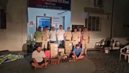 વાલિયા: વાલિયા પોલીસે વાગલખોડ સ્ટેશન ફળીયામાંથી વિદેશી દારૂના જથ્થા સાથે બુટલેગર સહિત બે ઇસમોને ઝડપી પાડ્યા હતા.