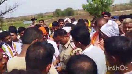तुळजापूर: माळुंब्रा गावाजवळ सोलर कंपनीच्या विरोधात नागरीकांचा रास्ता रोको,धुळे-सोलापूर महामार्ग अडवला