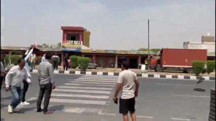 गभाना: गभाना टोल के निकट करणी सेना और क्षत्रीय महासभा के पदाधिकारियों ने रामजीलाल सुमन के काफिले के ऊपर फेंके टायर