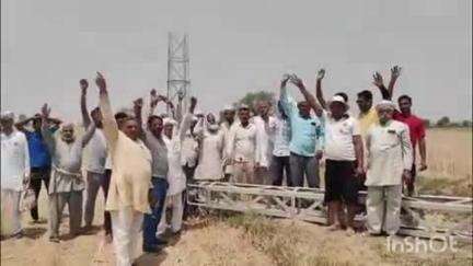 बवानी खेड़ा: गांव सांगवान में सोलर कंपनी ने बिना अनुमति किसानों के खेतों में खंभे लगाए, किसानों ने किया विरोध