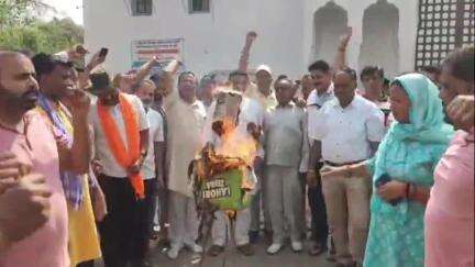 सूरजगढ़: पहलगाम आतंकी हमले के विरोध में पिलानी का बाजार रहा बंद, आतंकवाद का फूंका पुतला, मृतकों को दी श्रद्धांजलि
