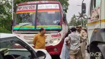 रायबरेली: सिविल लाइन पुल पर रोडवेज बस और डंपर में हुई जोरदार टक्कर, बार-बार बचे यात्री