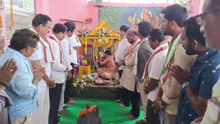 తునిలో భద్రకాళి ఉత్సవాల్లో పాల్గొన్న మాజీ ఎమ్మెల్యే రాజా అశోక్ బాబు ఇన్చార్జ్ మున్సిపల్ చైర్ పర్సన్ రూపదేవి