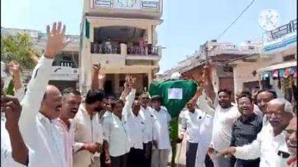 आसपुर: कतिसौर में पहलगाम आतंकी हमले का विरोध, पाकिस्तान के पीएम का पुतला जलाया और मृतकों को दी श्रद्धांजलि