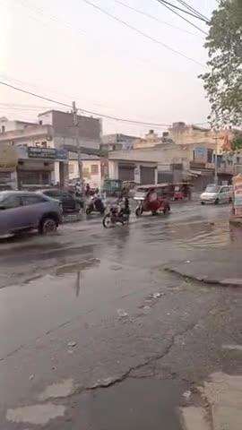 delhi sarkr ka wada poora ho ra he delhi ko jheelon ka Shahar bana rahi he triple injan Sarkar