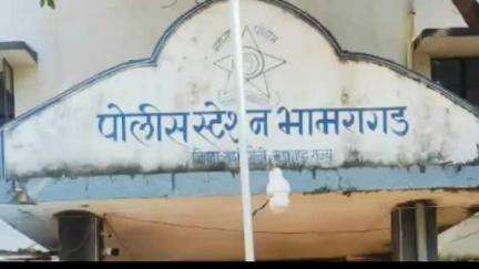 भामरागड: पोलीस ठाणे मेन गेट समोर भामरागड पोलीसांनी पकडली अवैध दारू