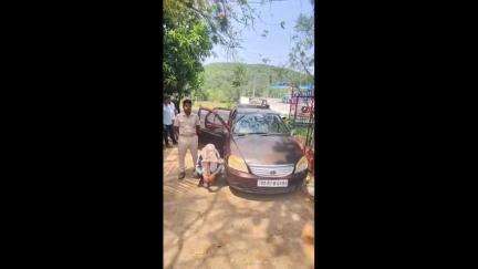 ଖଲ୍ଲିକୋଟ୍: ପୁସ୍ତପୁର ଗ୍ରାମ ରାସ୍ତାରେ ଅବକାରୀ ବିଭାଗର ଚଢ଼ାଉ; ୫୫୦ ଲିଟର ଚୋର ଦେଶୀମଦ ସହ କାର ଜବତ, ଜଣେ ଗିରଫ