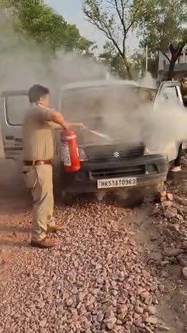 अमापुर एटा रोड पर ईको गाड़ी मे आग लगने की सूचना पर तत्काल मोके पर पहुँचे थाना प्रभारी  सुमित त्रिपाठी आग पर काबु पाया. #