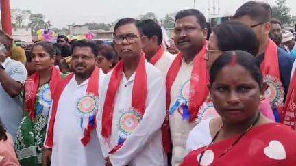 মাদারিহাট: বীরপাড়ায় সরহুল পুজোর পর গণবিবাহের আসরে দেওয়া হল 99 জোড়া পাত্রপাত্রীর বিয়ে, নবদম্পতিদের শুভেচ্ছা জানালেন মন্ত্রী