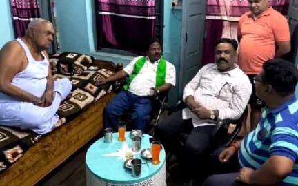 दाड़ी: गिद्धी में पूर्व मंत्री जेपी पटेल ने भाकपा माले नेता मिथिलेश सिंह से स्वास्थ्य के बारे में की शिष्टाचार मुलाकात