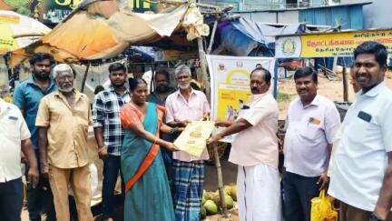 வேடசந்தூர்: பொதுமக்களுக்கு துணிப்பை வழங்கிய அய்யலூர் பேரூராட்சி நிர்வாகம், பாலித்தீன் பை பறிமுதல்