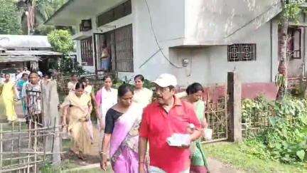 শিৱসাগৰ: ৰংপুৰ পঞ্চায়তৰ অন্তৰ্গত মেটেকাত প্ৰায় অৰ্ধ শতাধিক সমৰ্থক লগত লৈ ঘৰে ঘৰে নিৰ্বাচনী নিৰ্দলীয় প্ৰাৰ্থীৰ