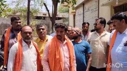 दर्यापूर: पहलगाम येथे हिंदूंवर हल्ला करणाऱ्या दहशतवाद्यांना भर रस्त्यात फासी द्या आ.लवटे यांनी लाला चौकात व्यक्त केले मत