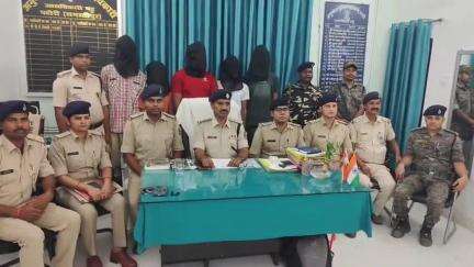 पटोरी: पटोरी अनुमंडल कार्यालय में डीएसपी ने प्रेस वार्ता कर विभिन्न कांडों का किया खुलासा, पांच बदमाश गिरफ्तार