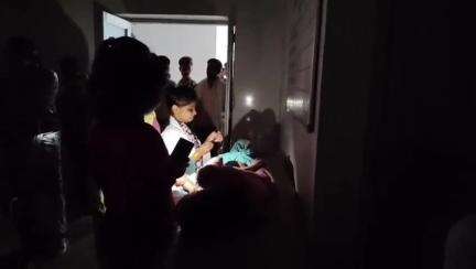 महोबा: जिला अस्पताल के इमरजेंसी वार्ड में अंधेरा, टॉर्च की रोशनी में हो रहा इलाज, व्यवस्थाओं की खुली पोल