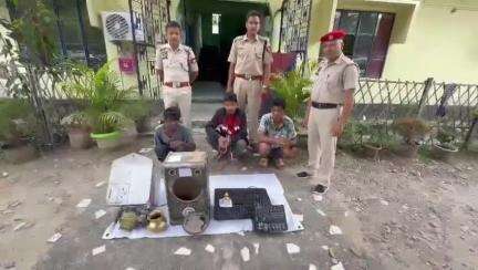 বিহপুৰীয়া: লালুকৰ গড়মূৰ হৰি মন্দিৰত চুৰিকাণ্ড সংঘটিত কৰা তিনিটা চোৰক আটক কৰে আৰক্ষীয়ে, উদ্ধাৰ কৰে চুৰি সামগ্ৰী