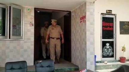 चंदौसी: बनिया ठेर पुलिस टीम ने फर्जी मृत्यु प्रमाण पत्र जारी करने वाले अंतरराज्यीय बीमा गिरोह के 2 वांछित अभियुक्तों को गिरफ्तार किया