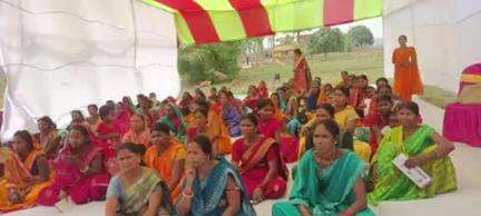 टेटिया बम्बर: थाढा गांव में महिला संवाद कार्यक्रम, आदिवासी क्षेत्र के विकास की मांगें उठीं