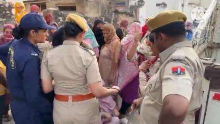 कुचामन सिटी: चार थानों की पुलिस और उपखंड अधिकारी की मौजूदगी में ईदगाह के सामने लगे सीसीटीवी कैमरे के खिलाफ महिलाओं ने किया प्रदर्शन