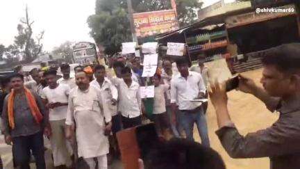मधवापुर में अखिल भारत हिंदू महासभा द्वारा पाकिस्तान सरकार का किया पुतला दहन पहलगाम में हुई घटना को लेकर किया प्रदर्शन।