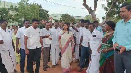 சாத்தான்குளம்: பொத்தகாலன்விளை தொடக்கப் பள்ளிக்கு 36 லட்சம் மதிப்பீட்டில் புதிய கட்டிடம் கனிமொழி எம்பி அடிக்கல் நாட்டினார்