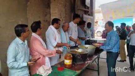 आरा: नवादा थाना क्षेत्र के साइ मंदिर के समीप समाजसेवी ने गरीब असहाय पीड़ित परिवारों के बीच भोजन का वितरण किया