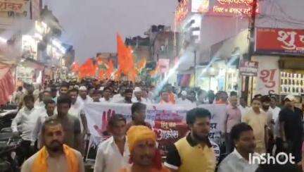 औसा: पहलगाम घटनेच्या निषेधार्थ शहरातील किल्ला मैदानावरून निघाला हनुमान मंदिरापर्यंत आक्रोश मोर्चा