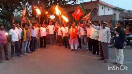 कुंडहित: पहलगाम आतंकी हमले के विरोध में राजनीतिक दलों ने प्रखंड में किया प्रदर्शन