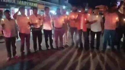 इचाक: पहलगाम आतंकी हमले के विरोध में इचाक में कैंडल मार्च निकाला गया, पाकिस्तान मुर्दाबाद के नारे लगे