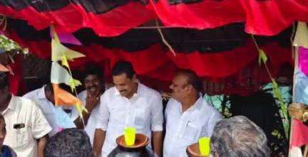 திருவையாறு: விண்ணமங்கலம் பகுதியில் பொதுமக்களுக்கு குளிர்பானங்களை வழங்கிய நாடாளுமன்ற உறுப்பினர்