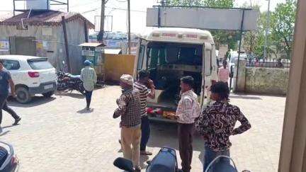 सागवाड़ा: टामटिया के पास पुल पर अनियंत्रित कार पलटने के बाद बाइक से टकराई, 8 लोग घायल, 2 की हालत गंभीर