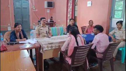 दुमका: महिला थाना परिसर में महिला कोषांग ने आयोजित की काउंसलिंग