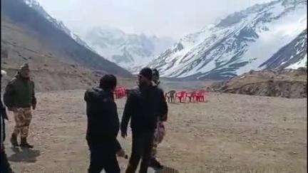 धारचूला: जिलाधिकारी ने विभागीय अधिकारियों के साथ आदि कैलाश व ओम पर्वत दर्शन यात्रा की व्यवस्थाओं का किया स्थलीय निरीक्षण
