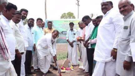 ಸಿಂದಗಿ: ಗುಬ್ಬೆವಾಡ ಗ್ರಾಮದಲ್ಲಿ ರಸ್ತೆ ಡಾಂಬರೀಕರಣ ಕಾಮಗಾರಿ ಭೂಮಿಪೂಜೆ ಮಾಡಿದ ಶಾಸಕ ಅಶೋಕ ಮನಗೂಳಿ