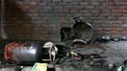 सकरा: मुरौल नगर पंचायत वार्ड संख्या 5 में आग लगने से तीन परिवारों के घर राख हो गए