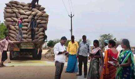 ఎల్లారెడ్డి: ఎల్లారెడ్డి లోని వరి ధాన్యం కొనుగోలు కేంద్రాన్ని ఆకస్మికంగా తనిఖీ చేసిన తహసిల్దార్ ప్రేమ్ కుమార్