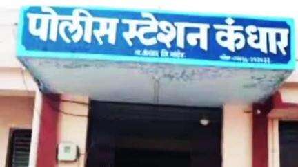 कंधार: कंधार ते लोहा रोडवरील घोडजकडे जाणा-या रस्त्यावर १८ लाखाच्या टिप्परमध्ये २५ हजारांची ५ ब्रास रेती वाहतूक करणा-यावर गुन्हा