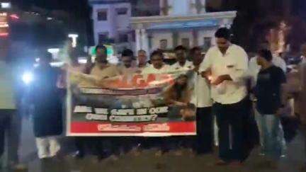 అమలాపురం లో కోనసీమ జేఏసీ ఆధ్వర్యంలో 
ఉగ్రవాదుల దిష్టి బొమ్మ దహనం