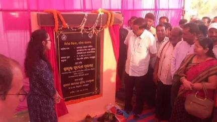 ଝାରସୁଗୁଡା: କନକତୋରାରେ ଲଖନପୁର ପଞ୍ଚାୟତ ସମିତି ଅନ୍ତର୍ଗତ ଗ୍ରାମାଞ୍ଚଳରେ ଥିବା ରାସ୍ତା ଗୁଡ଼ିକରେ ସୌରଶକ୍ତି ଦ୍ଵାରା ଆଲୋକୀକରଣର ଶିଳାନ୍ୟାସ